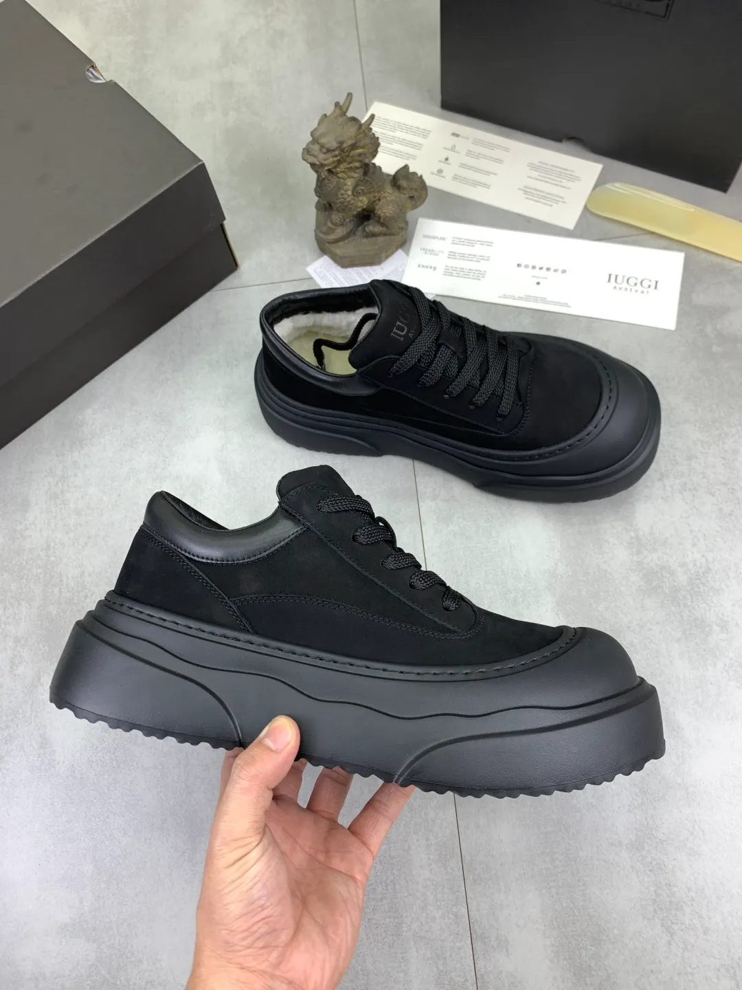 Men's shoes 💰P640 New arrival 🆕🆕🆕 IUGGI men's shoes New winter thick-soled height-increasing sneakers Men's retro genuine leather casual shoes Full cowhide Wool lining Velvet warm Martin boots Thick-soled heightening lace-up casual and comfortable short boots Accent style ~ low-cut shoes Men's toe-layer cowhide high-end Martin boots Thick-soled heightening large-toe sneakers Size number: 39-44 Two colors